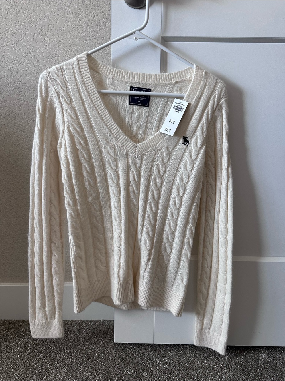 NWT Abercrombie & Fitch Ivory Cable Knit V Neck Sweater XS Moose Logo Y2K